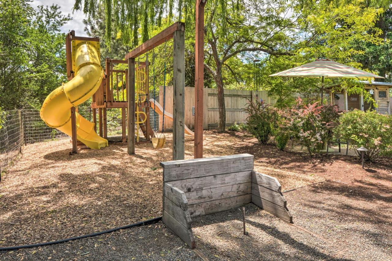 Central Medford Family Retreat With Large Yard! Kültér fotó