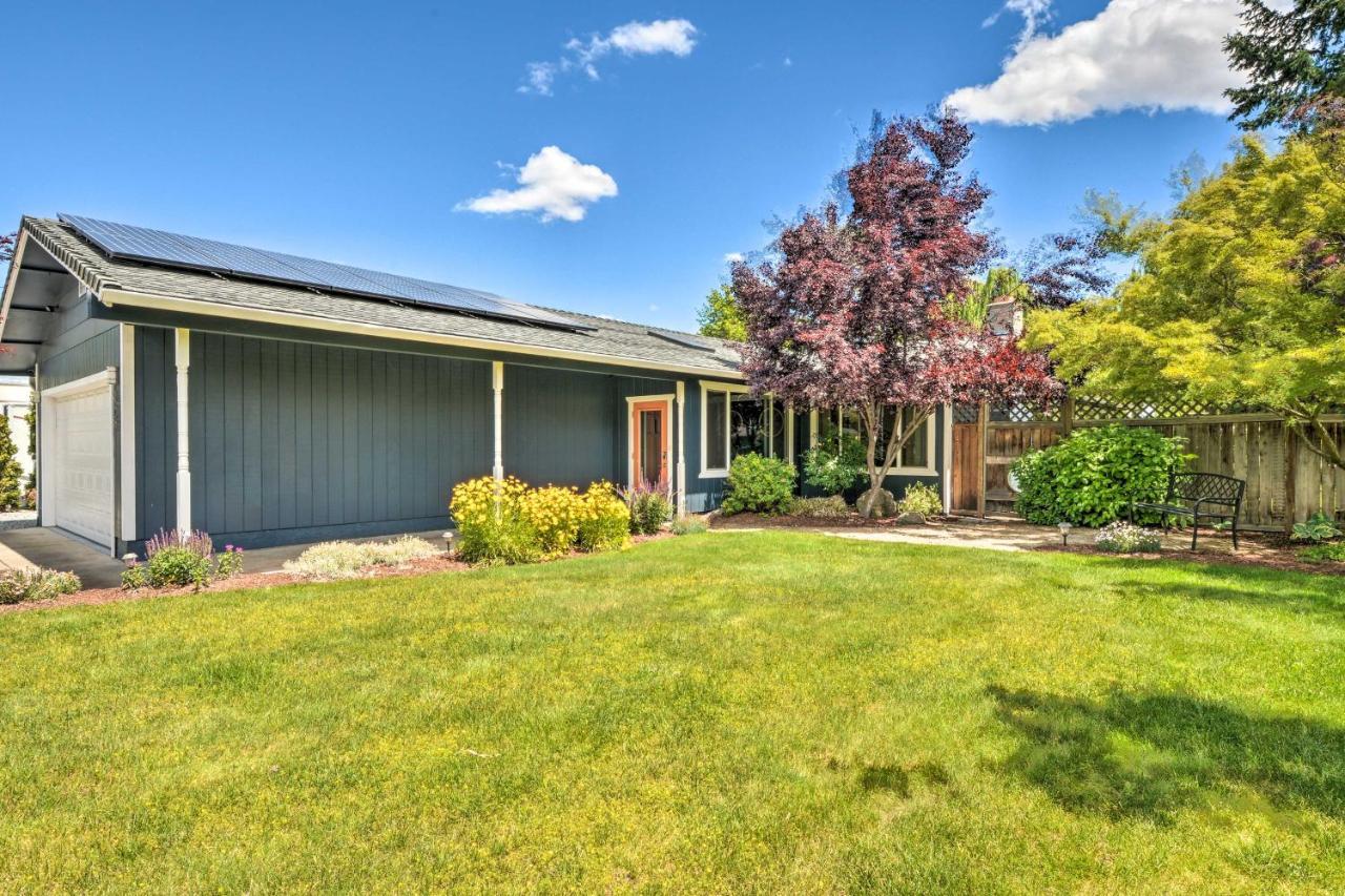 Central Medford Family Retreat With Large Yard! Kültér fotó