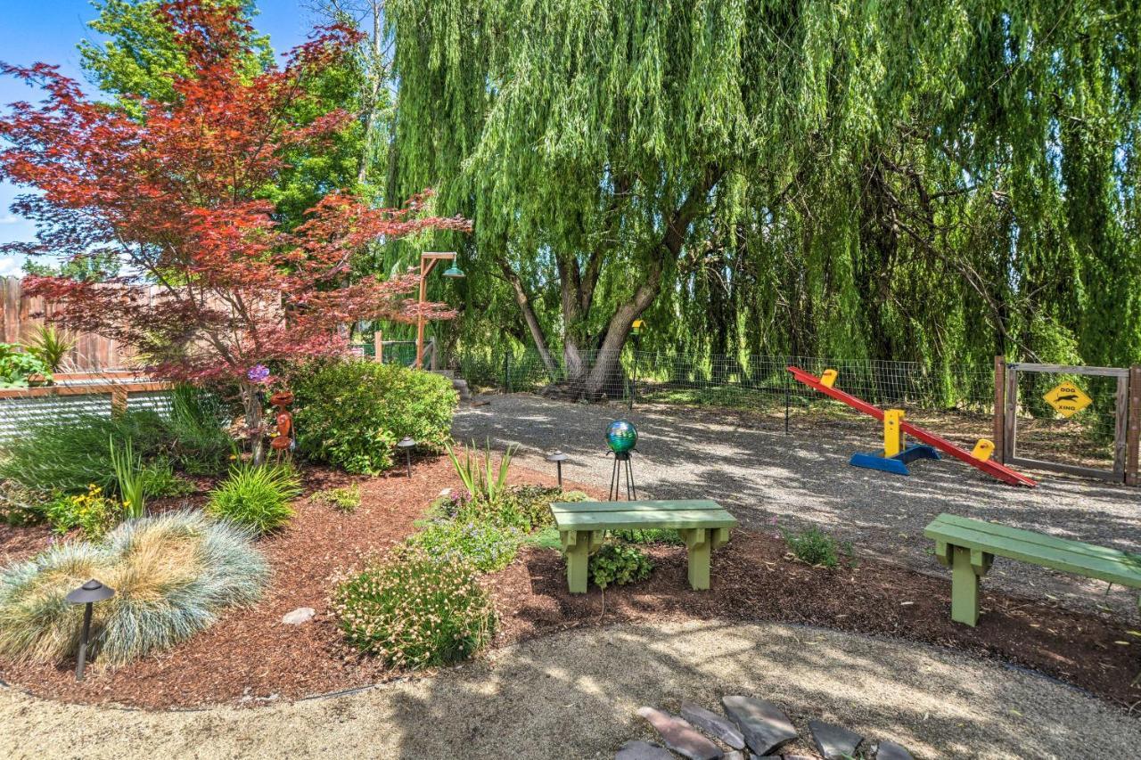 Central Medford Family Retreat With Large Yard! Kültér fotó