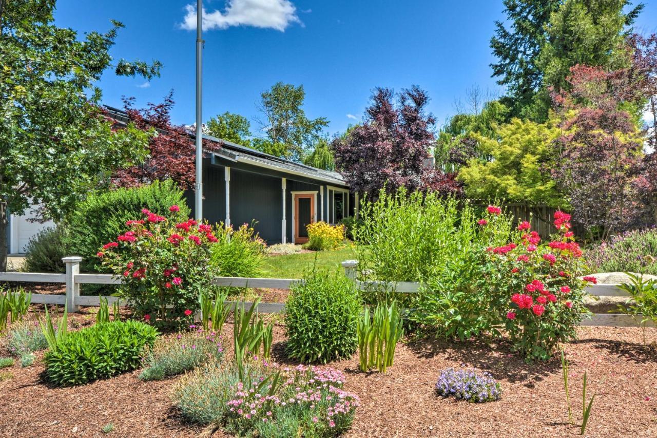 Central Medford Family Retreat With Large Yard! Kültér fotó