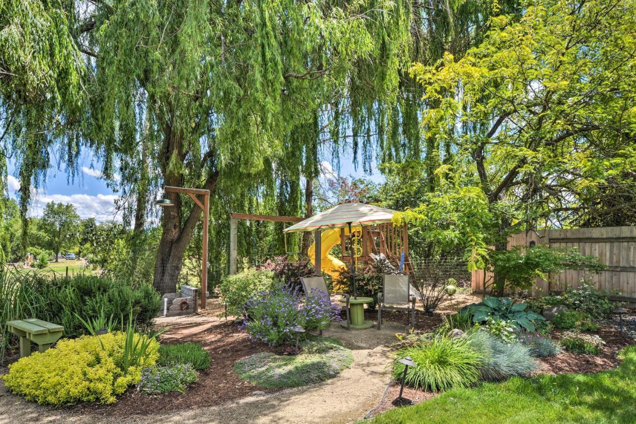 Central Medford Family Retreat With Large Yard! Kültér fotó