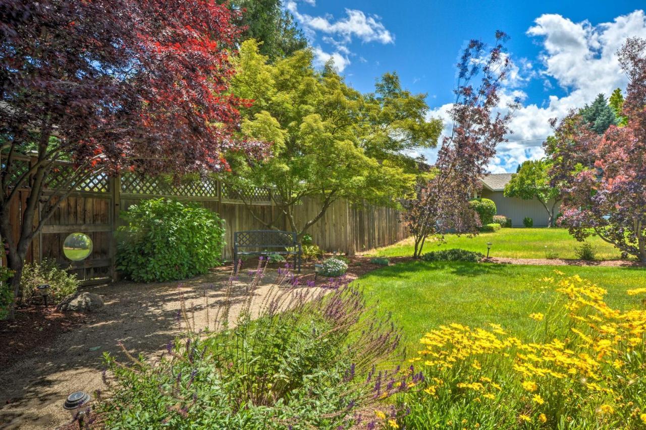 Central Medford Family Retreat With Large Yard! Kültér fotó