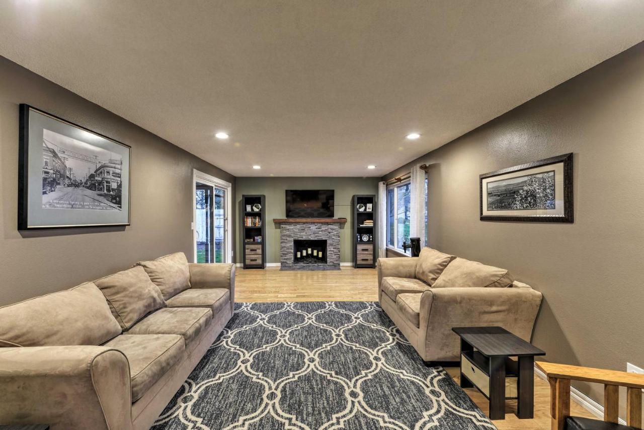 Central Medford Family Retreat With Large Yard! Kültér fotó
