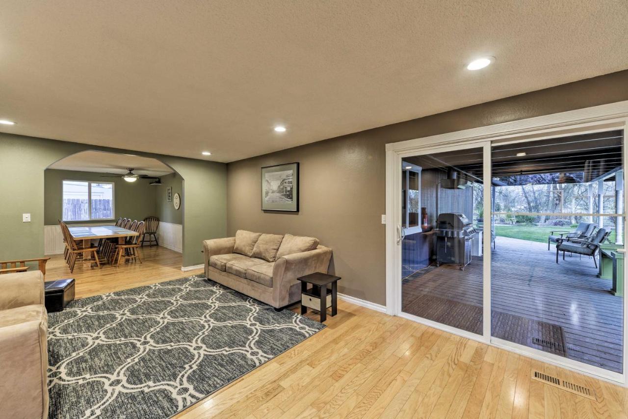Central Medford Family Retreat With Large Yard! Kültér fotó