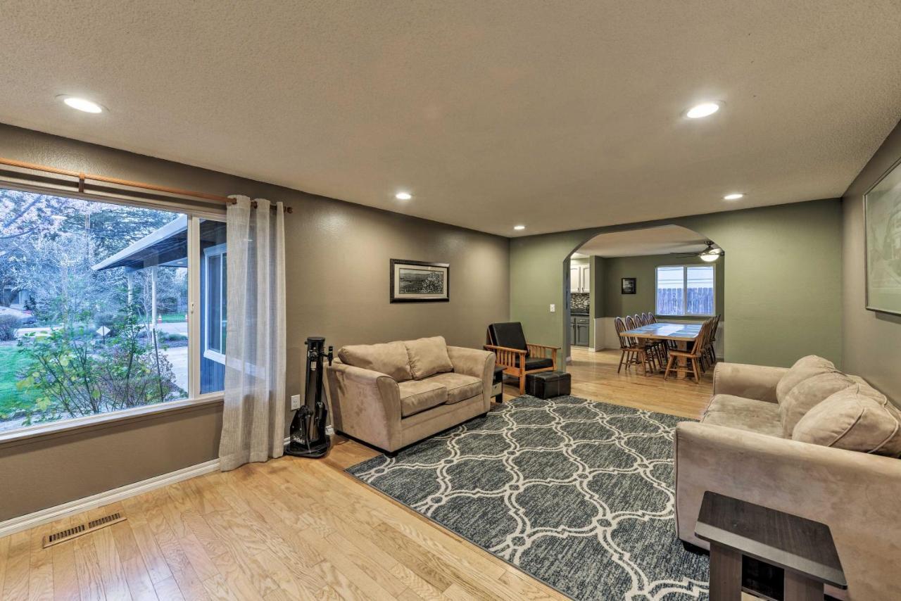 Central Medford Family Retreat With Large Yard! Kültér fotó