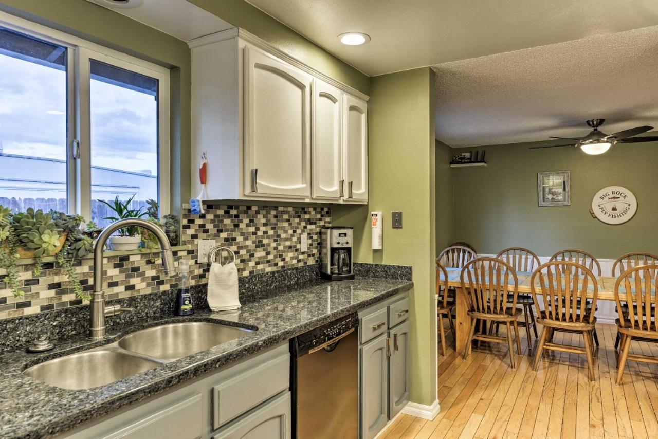 Central Medford Family Retreat With Large Yard! Kültér fotó