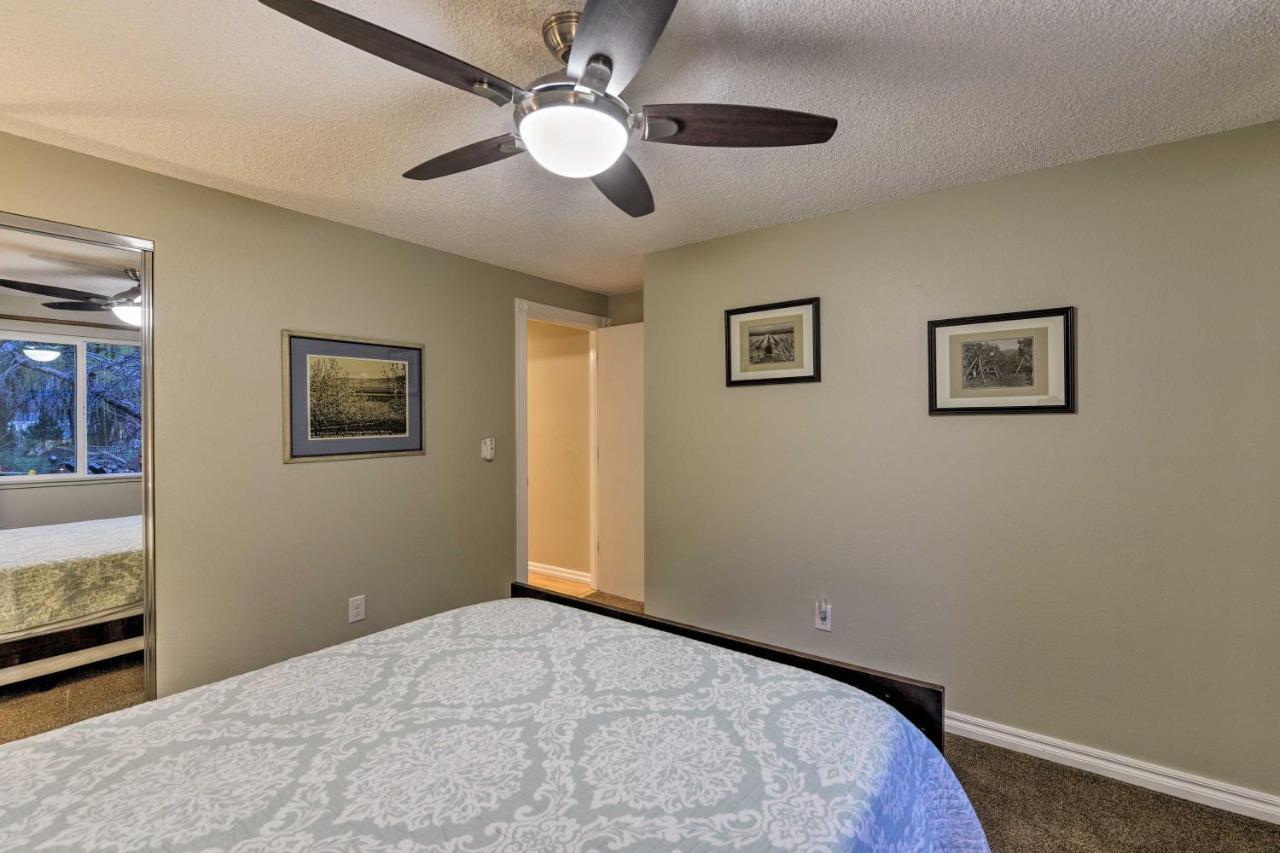 Central Medford Family Retreat With Large Yard! Kültér fotó
